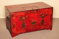 Truhe, Mongolei, um 1900, Weichholz, rot gefaßt, FÜße schrÄg laufend, Front mit BlÜten und Vasen bemalt, mittig Obstschale, seitlich original ...