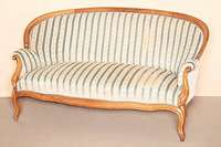 Couch, sÜddeutsch, um 1835/40, Louis -Philippe, Rahmen Nußbaum massiv, allseitig geschweift, einfach gerieft, HandlÄufe in Rocaillen ...