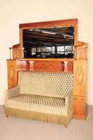 Sofa mit Um- und Überbau, sÜddeutsch, um 1902/04, Korpus Hartholz, Ahornfurnier gespiegelt verlegt, sparsame WÜrfelintarsien, durch Dreiecke ...
