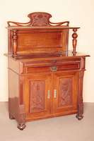 Kleine Anrichte, deutsch, um 1900, Jugendstil mit klassizistischen Elementen, Korpus Weichholz, Nußbaumfurnier auf Mahagoni gebeizt, ...