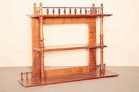 HÄngeregal, Frankreich, um 1900/10, Korpus Weichholz, Eichefurnier, gedrechselte BalustersÄulen, vier ZiersÄulen gerieft, mit Rosetten ...