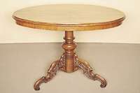 Salontisch, deutsch, um 1870/80, Säule mit drei 3-fachen Ausladungen, diese Nußbaum massiv, mit reicher Rocaillen- und Blattschnitzerei, Säule ...