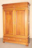 Kleiderschrank, Elsaß/Lothringen, um 1890/1900 , Korpus Eiche massiv, auf Rahmen gearbeitet , Ecken abgeplattet, Kopf 6-fach getreppt, aufgesetzte ...