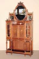 Salonvitrine, deutsch, um 1870/80, Korpus Weichholz/Hartholz, Nußbaumfurnier, komplett auf Rahmen gearbeitet, eklektizistischer Stil mit ...
