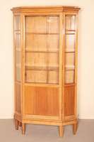 Jugendstilvitrine, deutsch, um 1902/06, z.T. Nußbaum massiv, Obstholzfurnier gespiegelt verlegt, drei EinlegebÖden, Kanten gerillt, Seiten ...