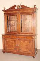 Aufsatzschrank, deutsch, um 1870/75, Gründerzeit, Korpus Eiche massiv und Weichholz, Wurzelnußfurnier gespiegelt verlegt, aufgesetzte Rosetten, ...