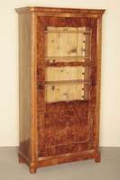 Vitrine- bzw. Wäscheschrank, süddeutsch/wohl Baden, um 1835/40, Front mit sogenannten Brezelfüllungen, Korpus Weichholz, Wurzelnußfurnier ...
