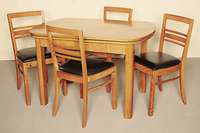 Sitzgruppe, deutsch, 60er/70er Jahre, Kirschbaum massiv bzw. Kirschbaumfurnier von bester Qualität, bestehend aus Tisch und vier Stühlen, ...