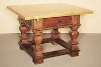 Bäuerlicher Tisch, Hessen, unter Verwendung alter Teile von 1770/80, z.T. im 19. Jhd. neu durchgestylt, Platte aus alten Hölzern hergestellt, Ahorn ...