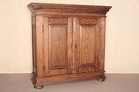 Schrank, deutsch/Niedersachsen, um 1820, Eiche massiv, auf gedrÜckten KugelfÜßen, schwere Fußleiste, wohl spÄter, Fußteil gekÜrzt, Lisenen ...