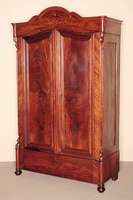Schrank, deutsch, um 1860/70, Louis-Philippe , Korpus Weichholz, Mahagoni furniert, z.T. gespiegelt verlegt, Lisenen abgeschrÄgt, in Voluten ...