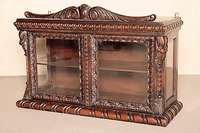 HÄngevitrine, deutsch, um 1910, Neorenaissancestil, Nußbaum massiv, Front und Kopfteil mit rocaillenartigen Schnitzereien, 3 -seitig verglast, ...