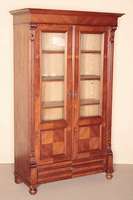 BÜcherschrank, deutsch, um 1880, Korpus Weichholz, Nußbaum massiv, auf KugelfÜßen, unten eine Schublade, Lisenen kanneliert, auslaufend in ...