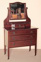 Frisierkommode mit Spiegelaufsatz, England, um 1910, Edwardien, Mahagoni z.T. massiv, auf leicht konischen Beinen, mit original Rollen, drei ...