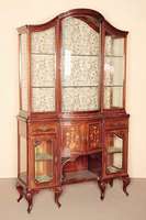 Prunkvitrine, England, um 1900, Edwardien, Korpus Weichholz, Mahagonifurnier, mit Blumenmarketerie, 2-teiliger Korpus mit vorgerundetem ...
