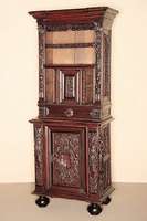 Aufsatzschrank, Holland, Anfang 18. Jhd., Eiche massiv, auf balusterfÖrmigen KugelfÜßen, schwere Fußleiste, 8-fach gestuft, Lisenen geschnitzt ...