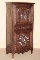 Schrank, Frankreich, um 1880, bretonisch, Kastanienholz massiv, auf Dackelbeinen, Front 2-tÜrig, in der Mitte Schublade, Front mit Schnitzereien ...