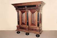 Kissenschrank, Holland, um 1950, Eiche und Palisander massiv bzw. furniert, teilweise ebonisiert, Lindenholz, 2-tÜriger gerader Korpus mit ...