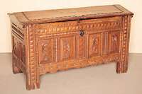 Truhe, deutsch/Umgebung Hildesheim, um 1800, Eiche massiv, auf kurzen StollenfÜßen, vier kassettierte FÜllungen, figÜrlich geschnitzt, FÜße ...