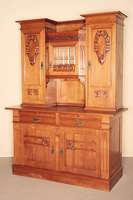 Aufsatzbuffet, deutsch/wohl Berlin, um 1900, Korpus Weichholz, Nußbaum massiv, Nußbaumfurnier, unten 2-tÜrig, Inlets mit sparsam aufgesetzten ...