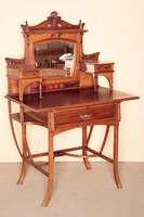 Damenschreibtisch, deutsch, um 1900, Jugendstil, Korpus Weichholz, Mahagoni furniert, auf eckigen Beinen, unten leicht ausgestellt, mit ...