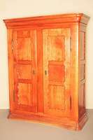 Hochherrschaftlicher Dielenschrank, Pfalz, um 1830/35, Kirschbaum massiv, komplett auf Rahmen gearbeitet, in sogenannter weiterfÜhrender ...
