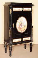 Prunkvorzeigeschrank, deutsch, um 1870/80, eklektizistischer Stil, Hartholz bzw. Edelholz massiv (Ahorn und Obstholz), schwarz gelackt, Ecken ...