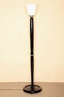 ArtDeco-Stehlampe, Frankreich, um 1920/30, schwarz lackierter Holzschaft, tulpenfÖrmig ausgeschweifter Opalglasschirm, dieser auf Chromhalterung, ...
