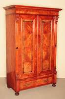 GrÜnderzeitschrank, deutsch, um 1880, Korpus Weichholz, Nußbaumfurnier, unten eine Schublade, TÜrfÜllungen kassettiert, Lisenen in Voluten ...
