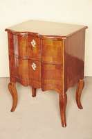 Kommode, Dresdner Barockstil, um 1870/80, doppelt geschweift, Korus Weichholz, Nußbaum- bzw. Wurzelnußfurnier, z.T. gespiegelt verlegt, geschweifte ...