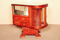 Kleine ArtDeco-Vitrine, deutsch, um 1930, Korpus Weichholz, Birkefurnier, z.T. geflammt, auf kubusfÖrmigem Fuß, dieser drehbar, seitlich mit zwei ...