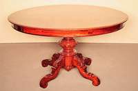 Großer runder Eßtisch, deutsch, um 1860, Mahagoni massiv, auf balusterfÖrmigem Fuß, 4-fach ausladend, dekoriert mit Rocaillenschniterzei, ...