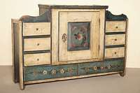 Bauernschrank zum Hängen, süddeutsch, um 1830 , Weichholz bemalt, Blumendekor, unten zwei Schubladen, Tabernakeltür, seitlich jeweils drei ...