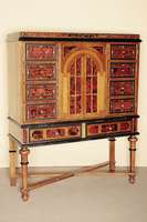 Sogenannter Kabinettschrank, nach holländischem Vorbild von 1680/1700, Korpus Massivholz von bester Qualität, Front rote Schildpattimitation bzw. ...