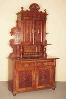 Aufsatzvielzweckschrank, süddeutsch, um 1880/90, Korpus Weichholz/Hartholz, Wurzelnußfurnier, z.T. 4-fach gespiegelt verlegt, Front auf Rahmen ...