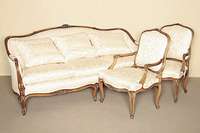 Salongruppe, bestehend aus zwei Bergèren und 3-sitzer Sofa, Sofa um 1880/90, Gestell Buchemassiv, vielfach geschwungen, Blumenverzierungaus dem ...