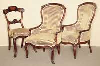 Zwei Sessel und Stuhl, England, um 1835/40, Mahagoni bzw. Makasar massiv, von bester Qualität, allseitig geschweift, leichte Rocaillenverzierung, ...