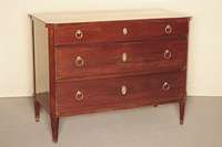 Spätklassizistische Kommode, deutsch/München, um 1800, 3-schübig, Korpus Weichholz/Hartholz, Mahagonifurnier, horizontal in der Maserung verlegt, ...