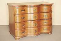 4-schübige Kommode, Pfalz/Kurpflaz, um 1750, Korpus Hartholz/Weichholz, zum größten Teil Eiche massiv, Front 3-fach geschweift, elegante ...