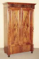 Säulenschrank, deutsch, um 1880, Gründerzeit, Korpus Weichholz, Nußbaum furniert, auf gedrückten Kugelfüßen, Lisenen mit vorgesetzten ...
