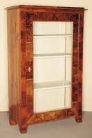Biedermeierschrank, süddeutsch, um 1820/30, Korpus Weichholz, Nußbaum furniert, auf S -förmigen Beinen, eintürig, teilverglast, Rahmenwerk ...
