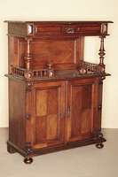 Prunkvertiko, deutsch, um 1880, Gründerzeit, Korpus Weichholz, Eiche furniert, auf Kugelfüßen, Lisenen kanneliert, in Voluten auslaufend, Inlets ...