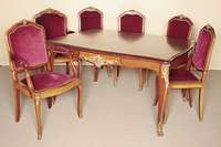 Großer Tisch, Frankreich, um 1860/70, Louis -Philippe, Nußbaum, z.T. massiv, dazu: vier Stühle und zwei Armlehnstühle, Tisch auf gebogenen Beinen ...