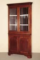 Eckschrank, England, um 1840, frühviktorianisch, Korpus Weichholz, Mahagoni massiv, z.T. funrniert, Lisenen abgeschrägt, Türfüllungen in ...