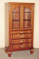 Bücher- bzw. Mehrzweckschrank, Frankreich, um 1910, Korpus Weichholz, Mahagoni furniert, auf konischen Beinen mit goldfarbener Perlleiste, ...