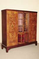 Bücherschrank, deutsch, um 1920, ArtDeco, Designentwurf, Anspielung auf Koloman Moser, Korpus Weichholz, Nußbaum und Eiche furniert, auf eckigen ...