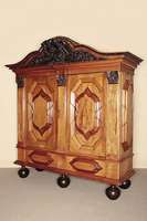 Hochherrschaftlicher Barockschrank, Lübeck, um 1700/10, Korpus Eiche massiv, zum größten Teil auf Rahmen gearbeitet, Wurzelnußfurnier gespiegelt ...