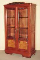 Vitrine, Frankreich, um 1928/32, komplett auf Rahmen gearbeitet, Mahagoni massiv bzw. Tropenholz von bester Qualität, Rüsterfurnier z.T. doppelt ...