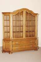 Große Prunkvitrine, Holland, um 1920, Eiche massiv, auf gedrückten Kugelfüßen, unten zwei Schubladen, stark abgeschrägte Ecken, kassettierte ...