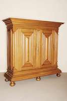 Sogenannter Frankfurter Nasenschrank, deutsch, um 1730/60, Eiche massiv, ausgewähltes Kernholz von allerbester Qualität, z.T. bewußt gespiegelt ...